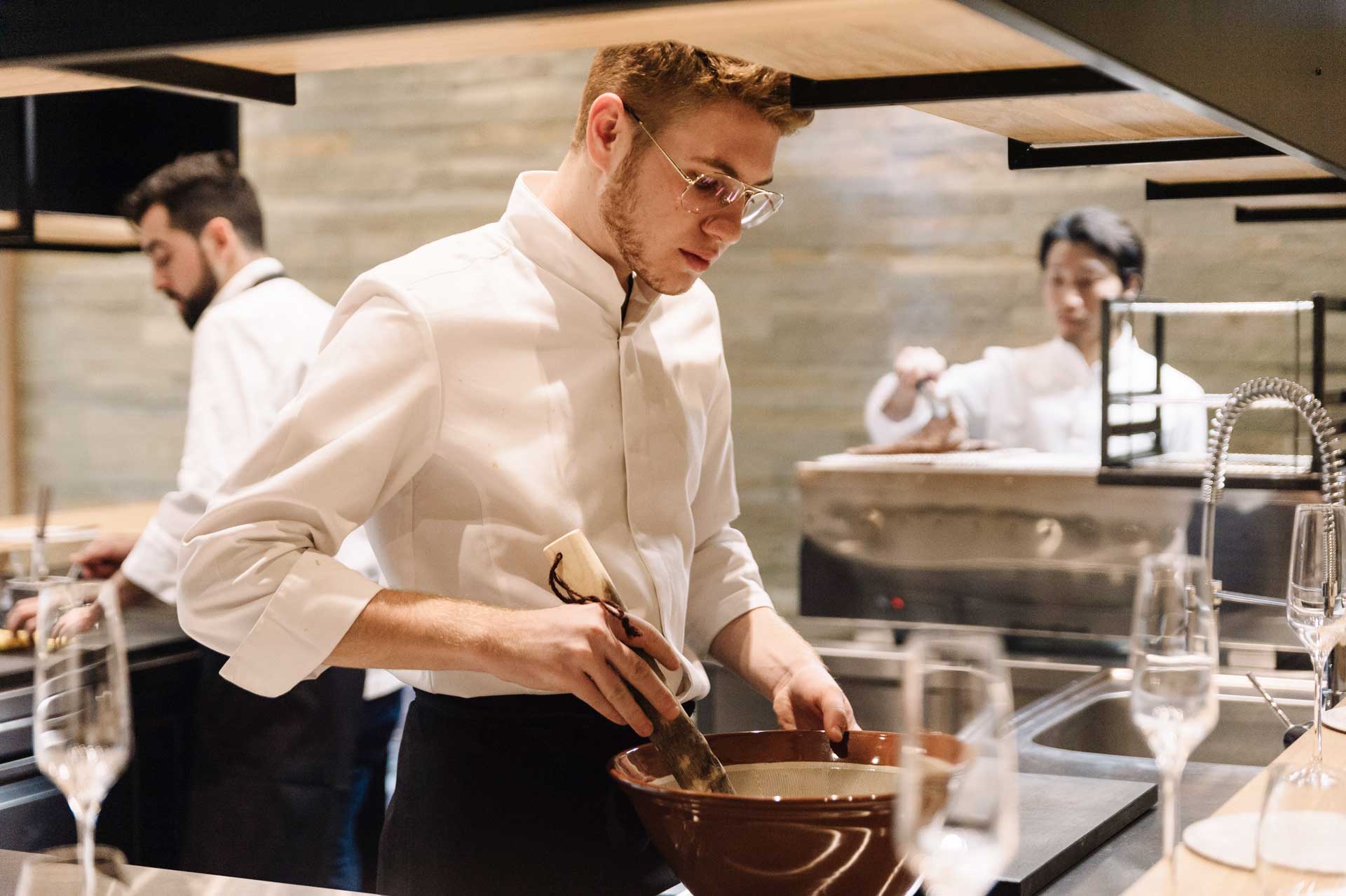 chef cocinando en restaurante Gold Sushi