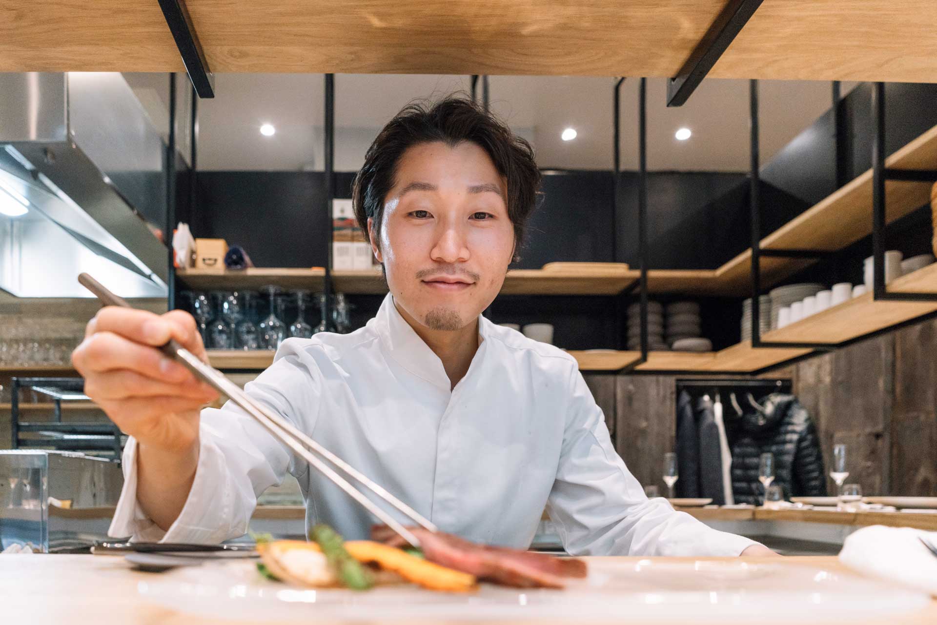 chef cocinando en restaurante Sushi Gold