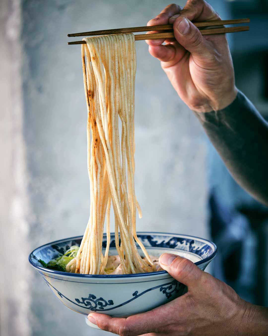 fideos en palillos sobre un sabroso plato Gold Sushi